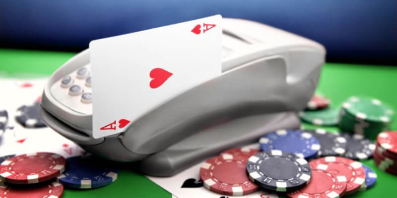 Người thực hiện thao tác chia bài trong Casino là gì?